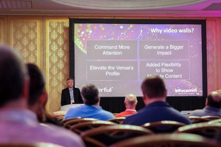 Tim Griffin, directeur technique d'Userful, donne une présentation sur l'audiovisuel sur IP et sur l'importance des murs vidéo à Infocomm 2018.