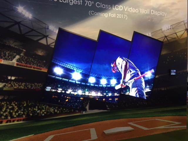 Un mur vidéo composé de 3 panneaux d'affichage vidéo LCD de 70 pouces, affichant un joueur de baseball dans un stade.