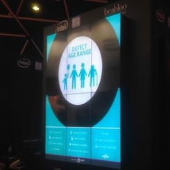 Publicité pour le stand Beabloo d'Intel sur un mur vidéo de 3 x 4 panneaux à l'ISE 2017 d'Amsterdam.