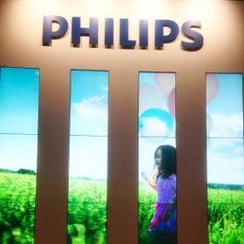 Stand des solutions de signalisation Philips avec publicité sur le mur vidéo à l'ISE 2017 d'Amsterdam.