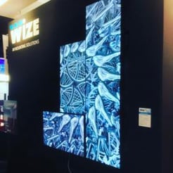 Stand des solutions de montage Wize-AV avec publicité sur le mur vidéo au salon ISE 2017 à Amsterdam.