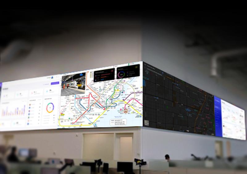 Mur vidéo dans une salle de contrôle du CNO affichant des cartes de transport et des tableaux de bord de données.