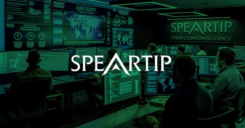 Centre d'opérations de sécurité de Speartip Cyber Counterintelligence avec des murs vidéo affichant des données, et des travailleurs à des postes de travail avec une superposition verte et un logo.