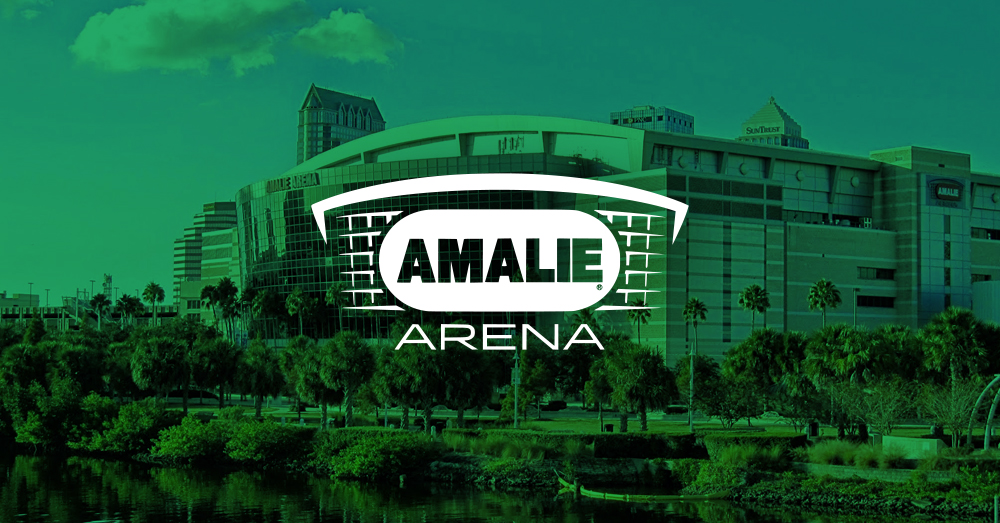 Amalie Arena avec superposition verte et logo