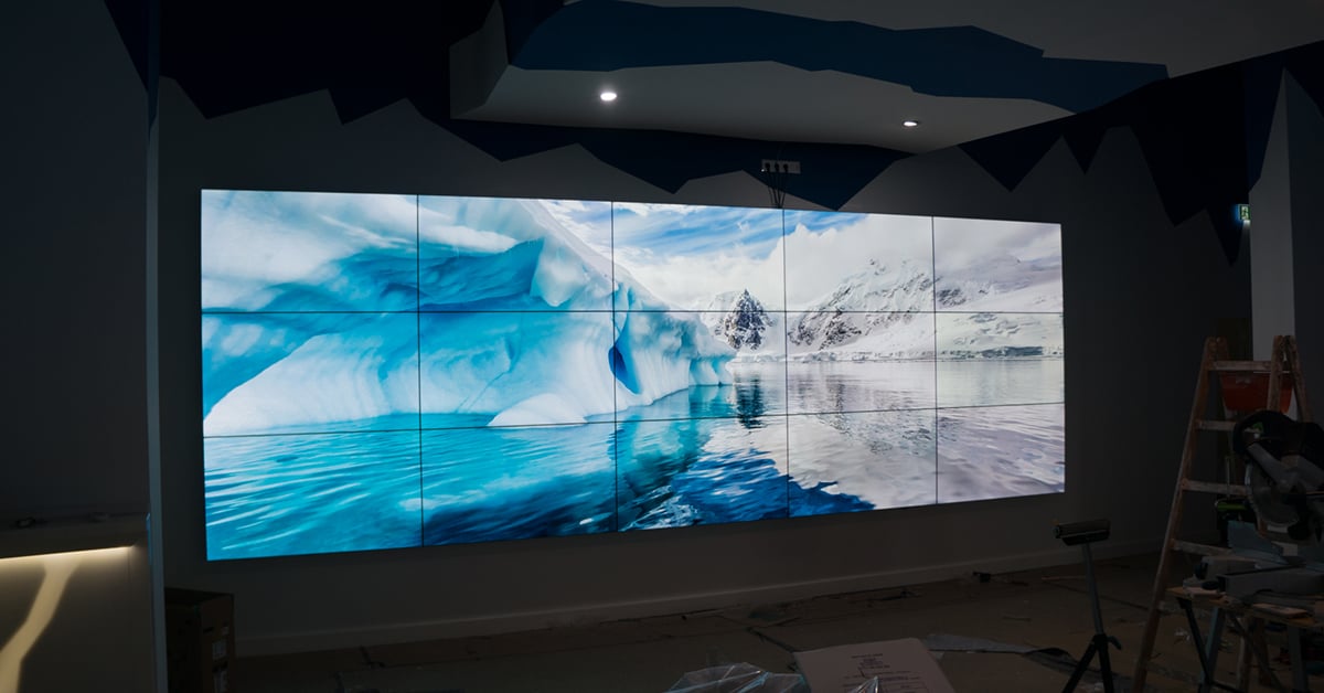 Mur vidéo pour le bar de glace Angiyok, qui présente les glaciers arctiques pour une expérience immersive.