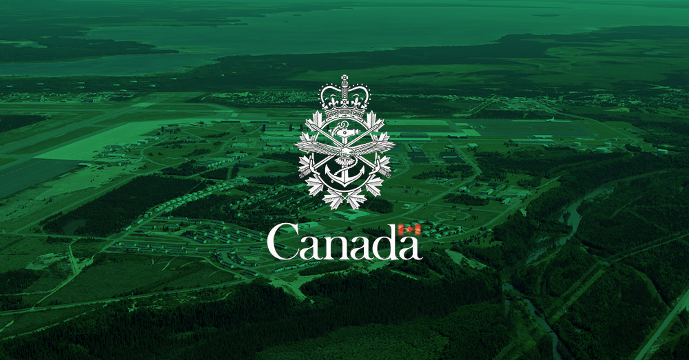 Logo blanc des forces armées canadiennes, centré sur une photo d'une base superposée en vert.