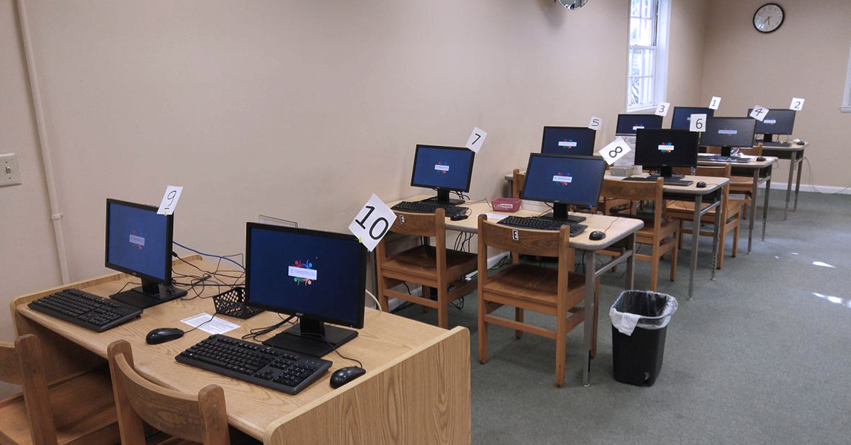 8 postes de travail dans une salle informatique de la bibliothèque publique de Monro Country, gérés par Userful Desktop