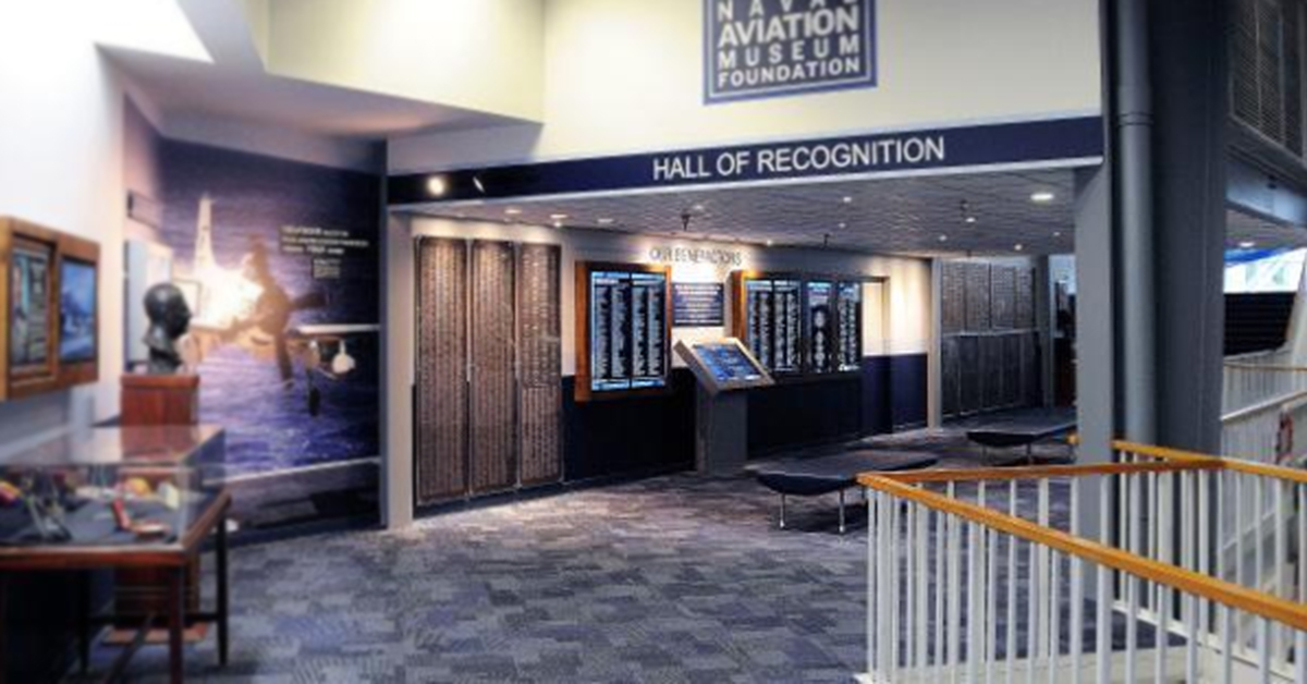 Hall de reconnaissance vide du Musée national de l'aviation navale, avec des murs vidéo pour l'affichage de la reconnaissance des donateurs