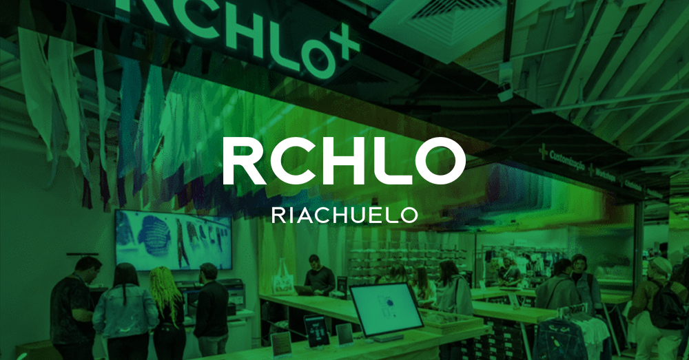 Le magasin phare de São Paulo, Riachuelo, est équipé d'un mur d'images alimenté par Userful avec une superposition verte et un logo.