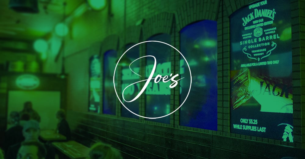 Mur vidéo de Smokin' Joe's avec superposition verte et logo