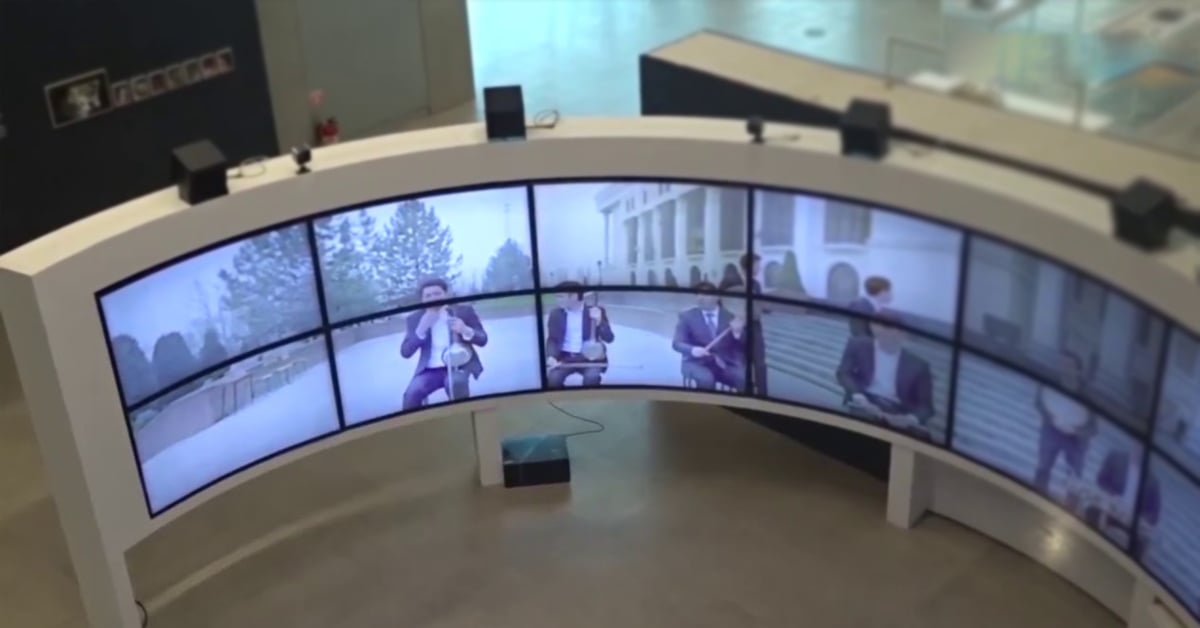 Des écrans muraux vidéo incurvés affichant des musiciens par nClouding en partenariat avec Userful, déployés par l'Institut coréen de recherche aérospatiale.