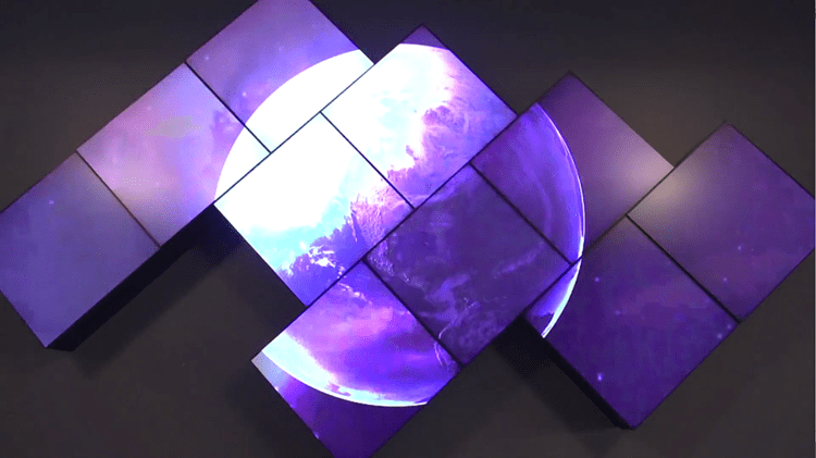 Mur vidéo artistique avec lune violette