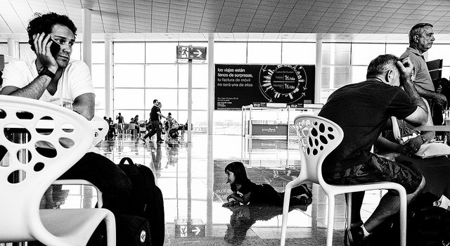  Aéroport avec mur vidéo affichant des publicités, filtre noir et blanc