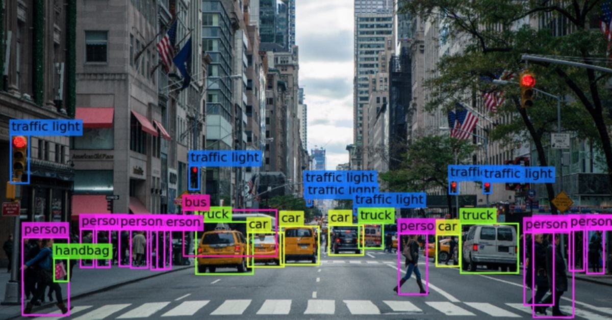 Rue d'une ville avec des personnes, des feux de circulation, des voitures, des bus, des camions et des sacs à main mis en évidence par un logiciel de reconnaissance visuelle de l'IA.