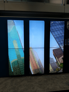 Mur vidéo à 6 panneaux affichant des gratte-ciel
