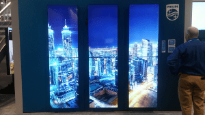 Mur vidéo à 6 panneaux de Philips montrant un centre-ville la nuit