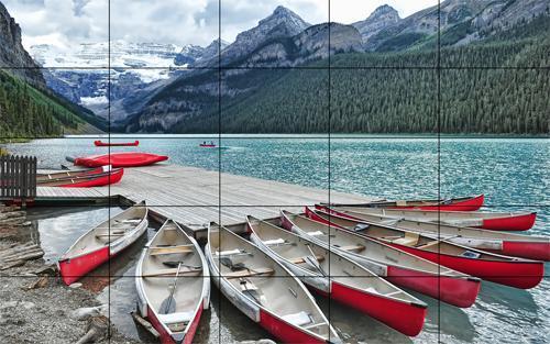 Une photo du lac Louise et de son quai avec des bateaux rouges, sur un mur vidéo de 5 panneaux sur 5.