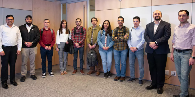 Groupe d'étudiants de l'Université de Calgary et employés d'Userful dans une salle de réunion.