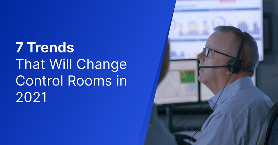 Homme avec un casque audio travaillant dans une salle de contrôle avec des murs vidéo dans son dos, et un texte qui dit, 7 Trends That Will Change Control Rooms in 2021.