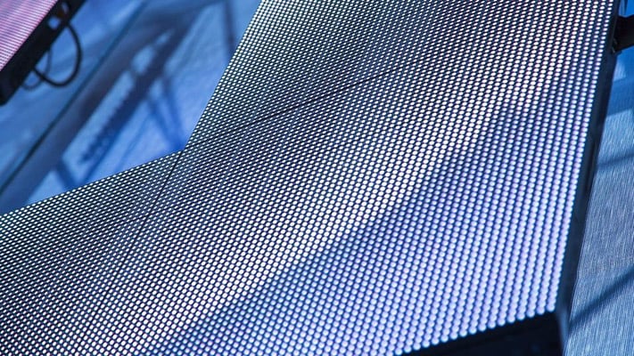 Gros plan d'un panneau LED faisant partie d'un mur vidéo