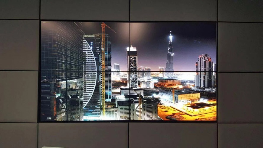 Mur vidéo à 4 panneaux affichant une photo du centre-ville de Dubaï la nuit.