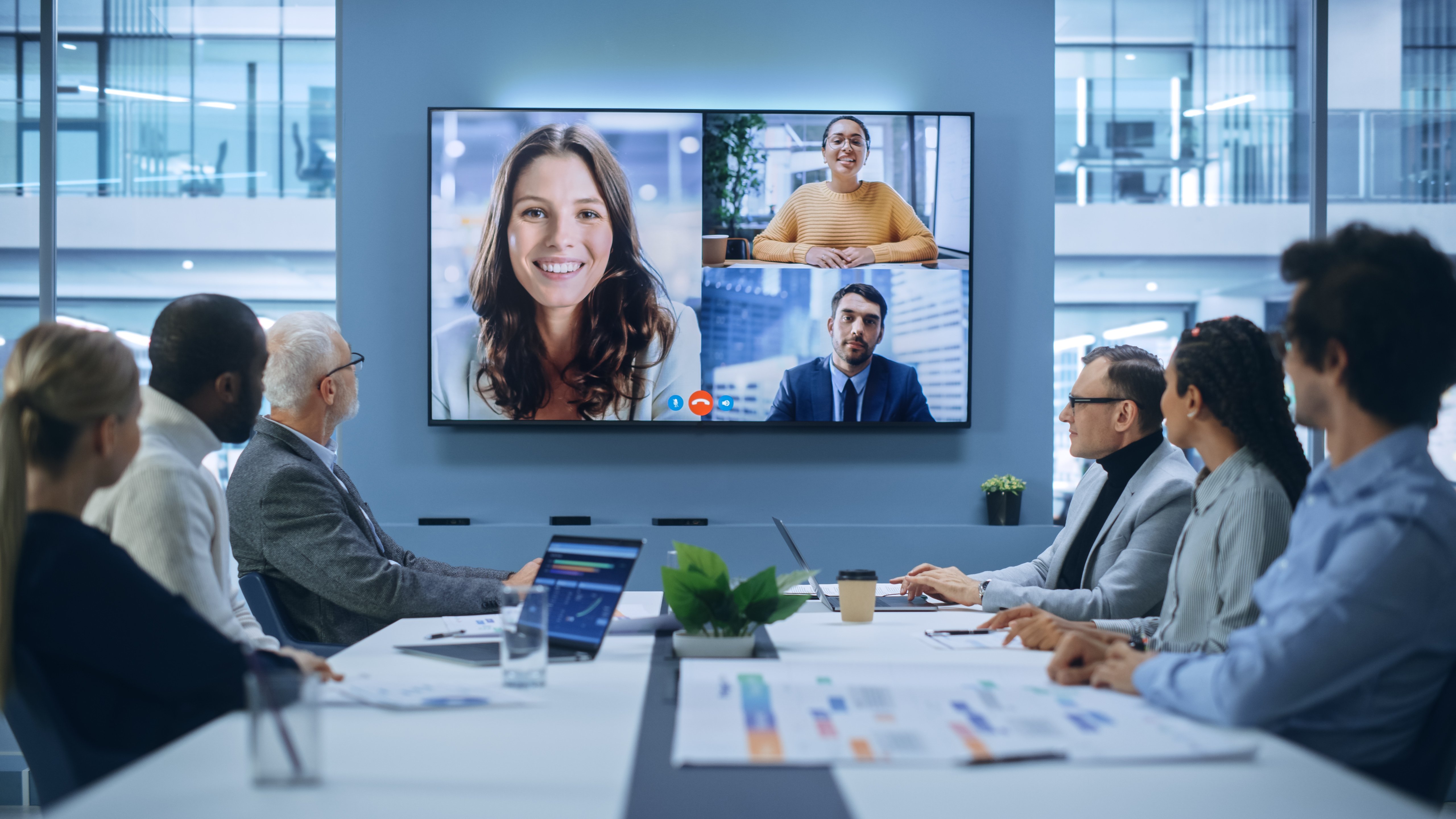 Réunion en salle de réunion avec vidéoconférence 