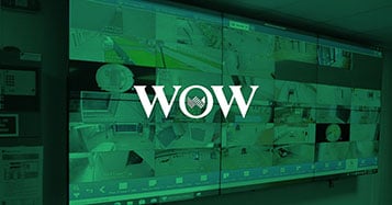 Mur vidéo affichant les images des caméras en direct dans la salle de contrôle des opérations de sécurité du World of Wine au Portugal, géré par la plateforme Userful, avec superposition verte et logo